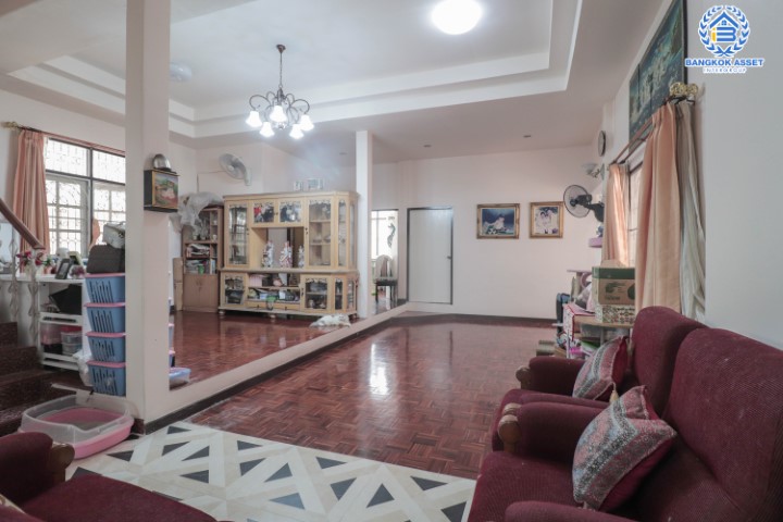 *****บ้านเดี่ยวมือสอง ซ.ประดิษฐ์มนูธรรม7 บนเนื้อที่ 69 ตร.ว. ฟังก์ชัน 4 ห้องนอน 2 ห้องน้ำ จอดรถได้ 2 คัน  บนทำเลเดินทางสะดวก เชื่อมต่อถนนลาดพร้าว และประดิษฐ์มนูธรรม(เลียบทางด่วน) ใกล้รถไฟฟ้าสายสีน้ำเงิน "สถานีลาดพร้าว"